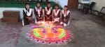 सेमरी बाजार के विद्यालय में आयोजित रंगोली प्रतियोगिता में शामिल छात्राएं। -संवाद
