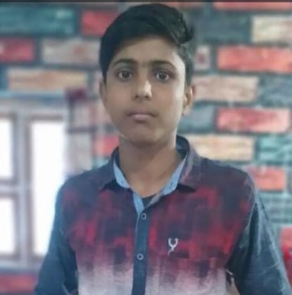 Student died after being cut off from the train