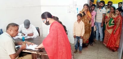 Fever attack, long queues of patients in hospitals