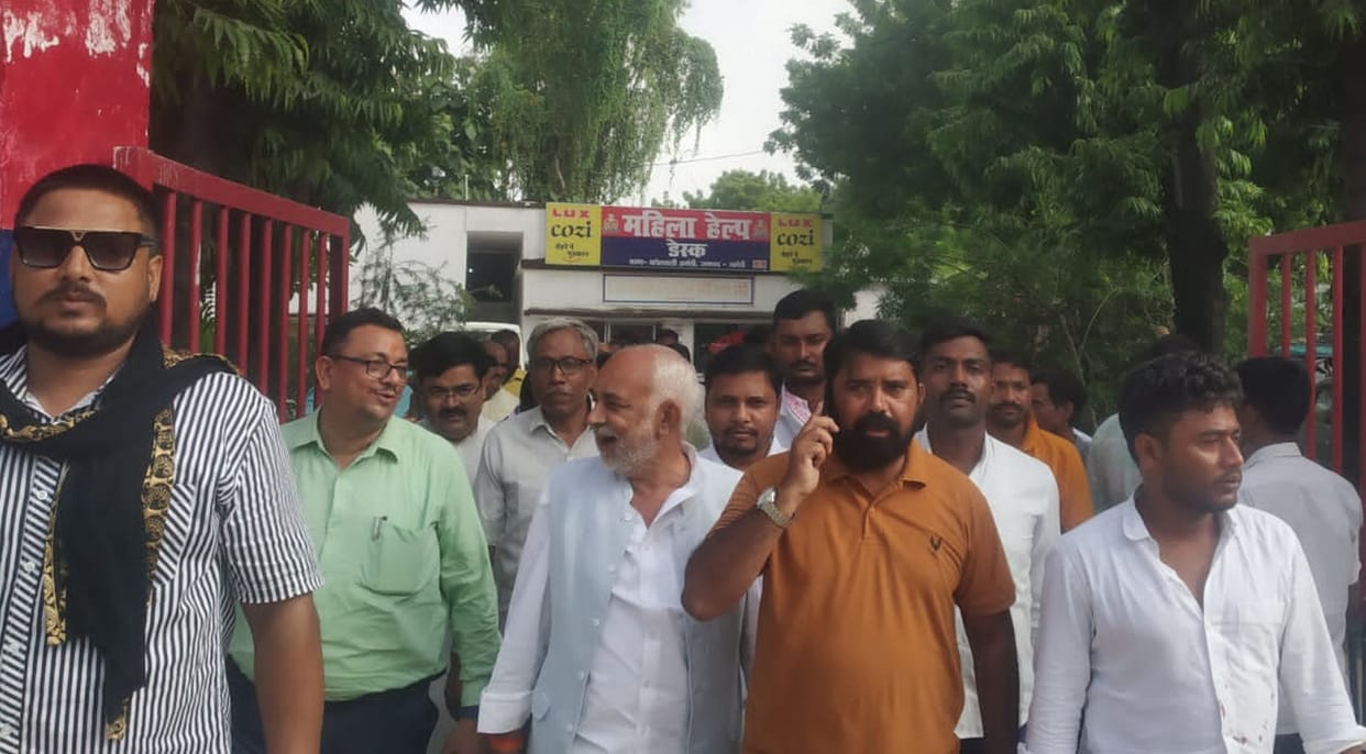 Young BJP and Congress workers clashed outside the hotel