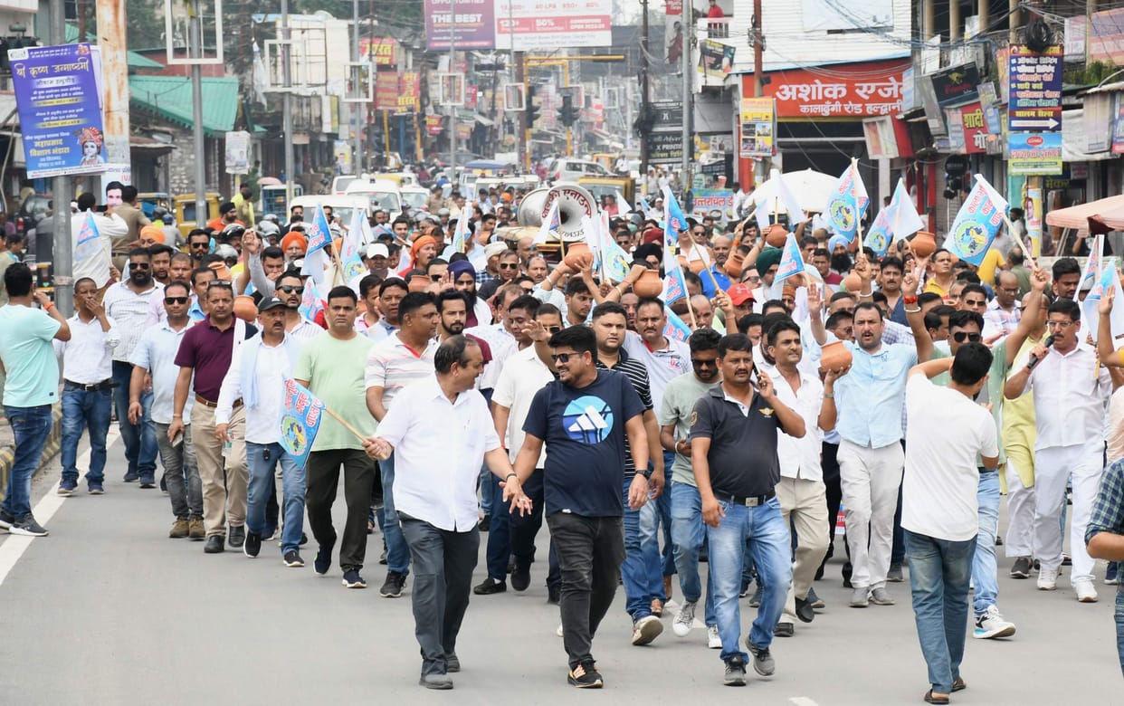 Farmers came on the road with the soil of the fields