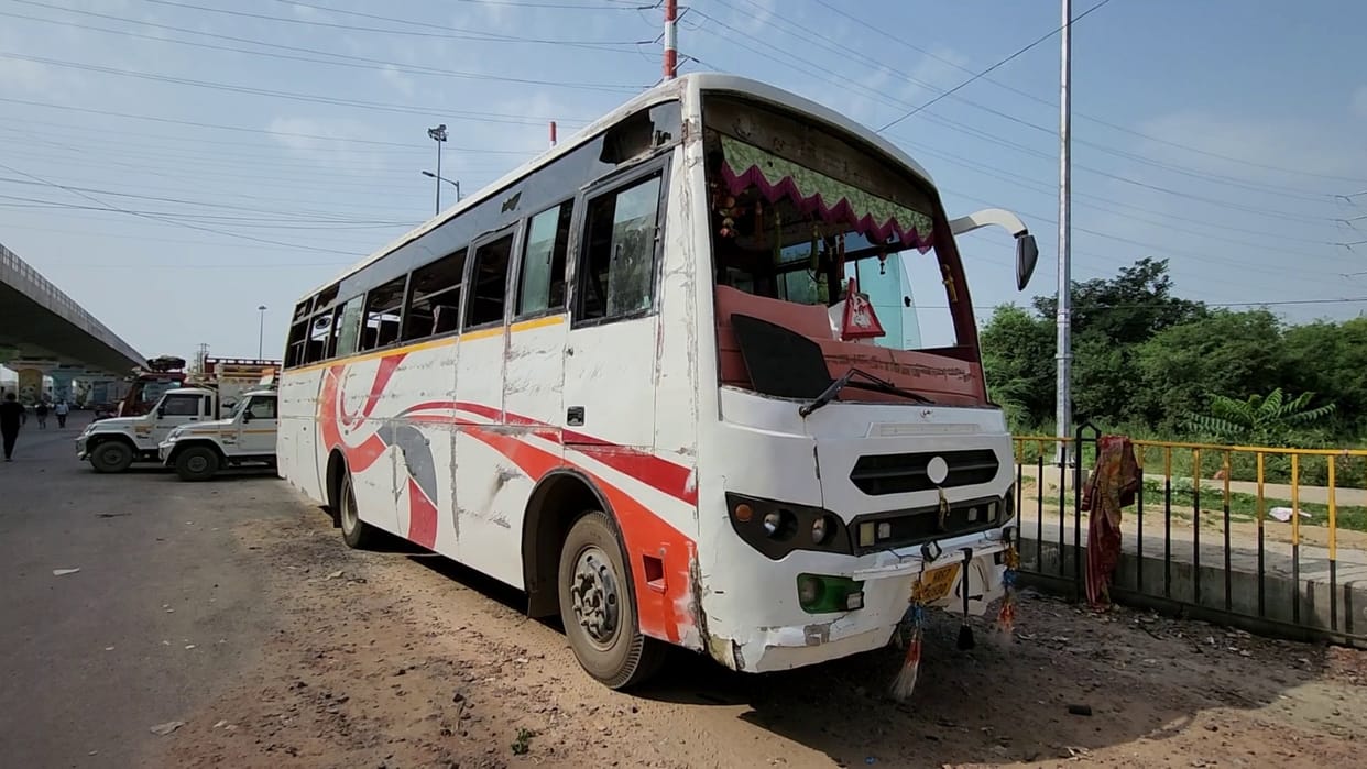 Bus full of Maruti company employees overturned due to truck collision, 25 injured