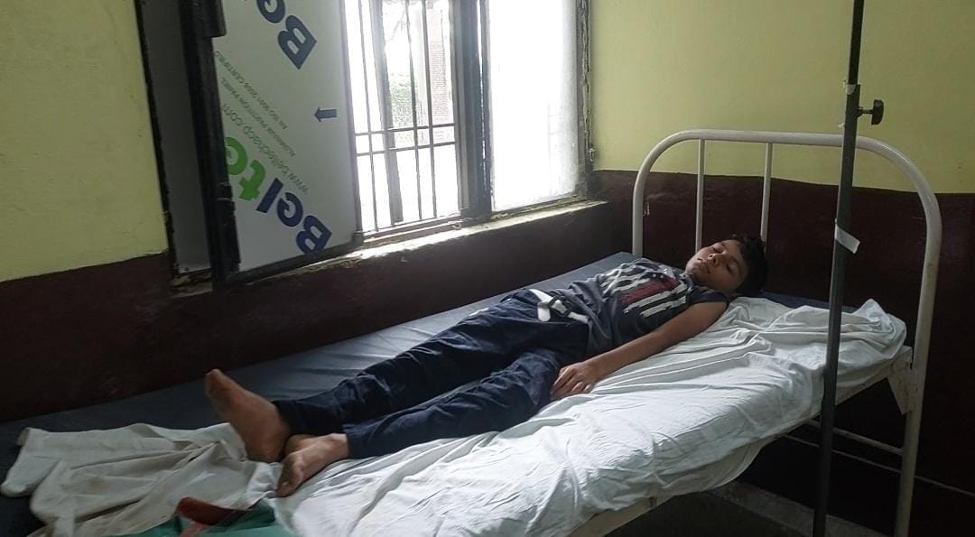 Teacher kept playing game on mobile, student fainted in fight