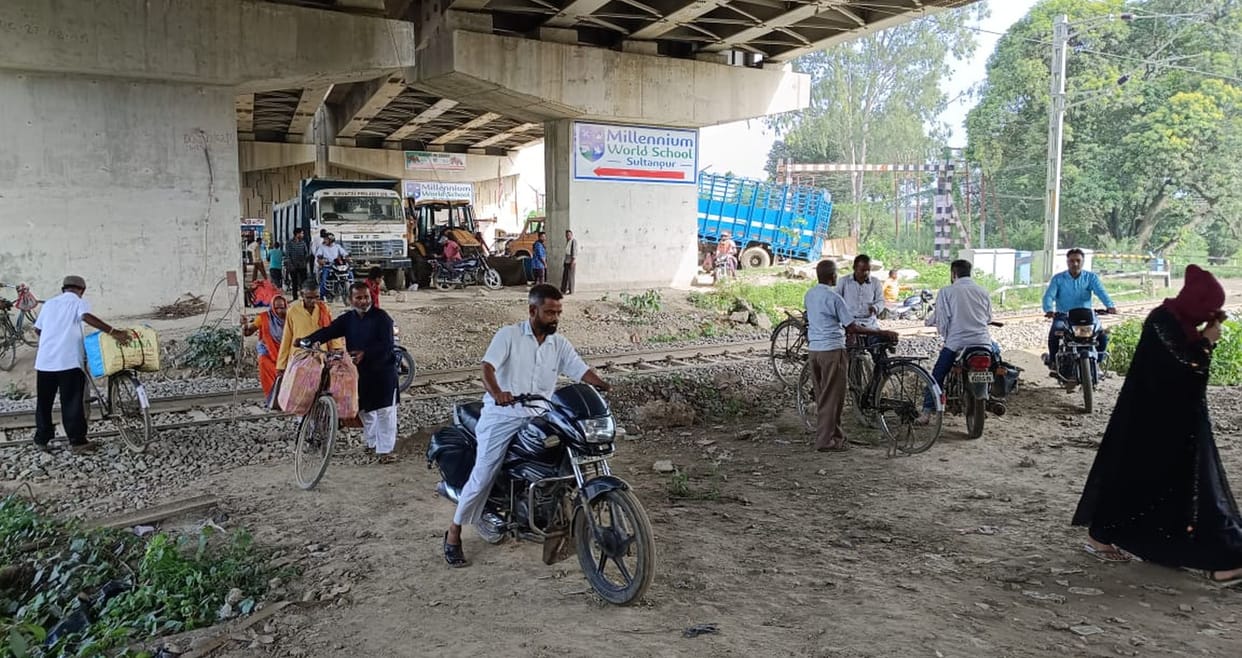 Traffic stopped from Payagipur railway crossing