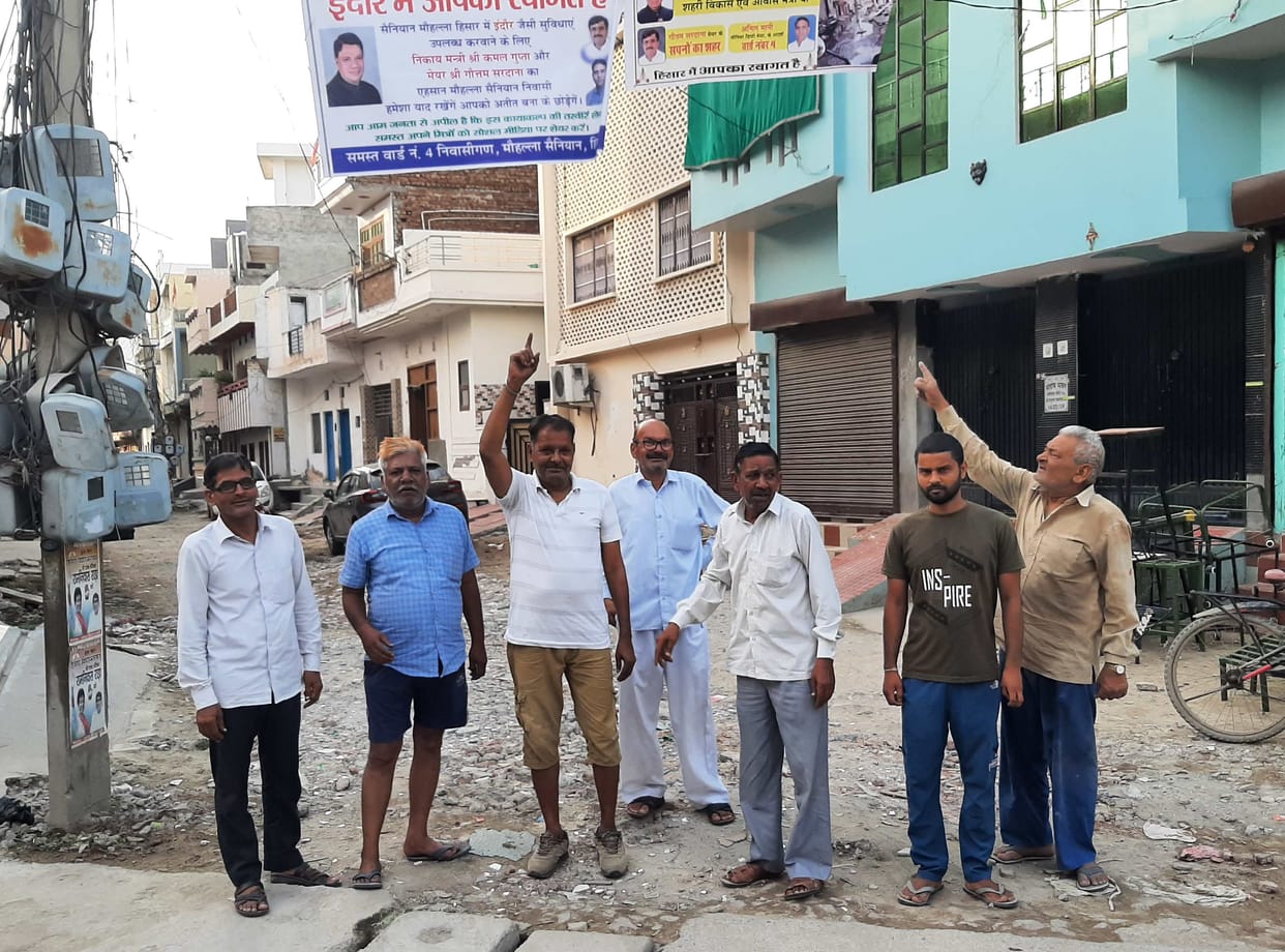 Minister-Mayor's banner put on uprooted road, Welcome to Indore