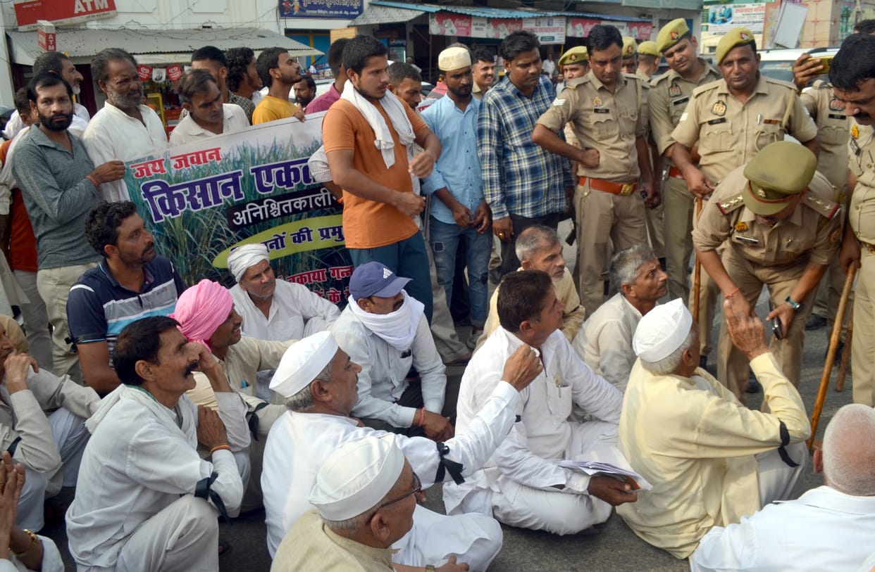 Farmers took out a march by tying black bands, demanding to call DM in indefinite strike
