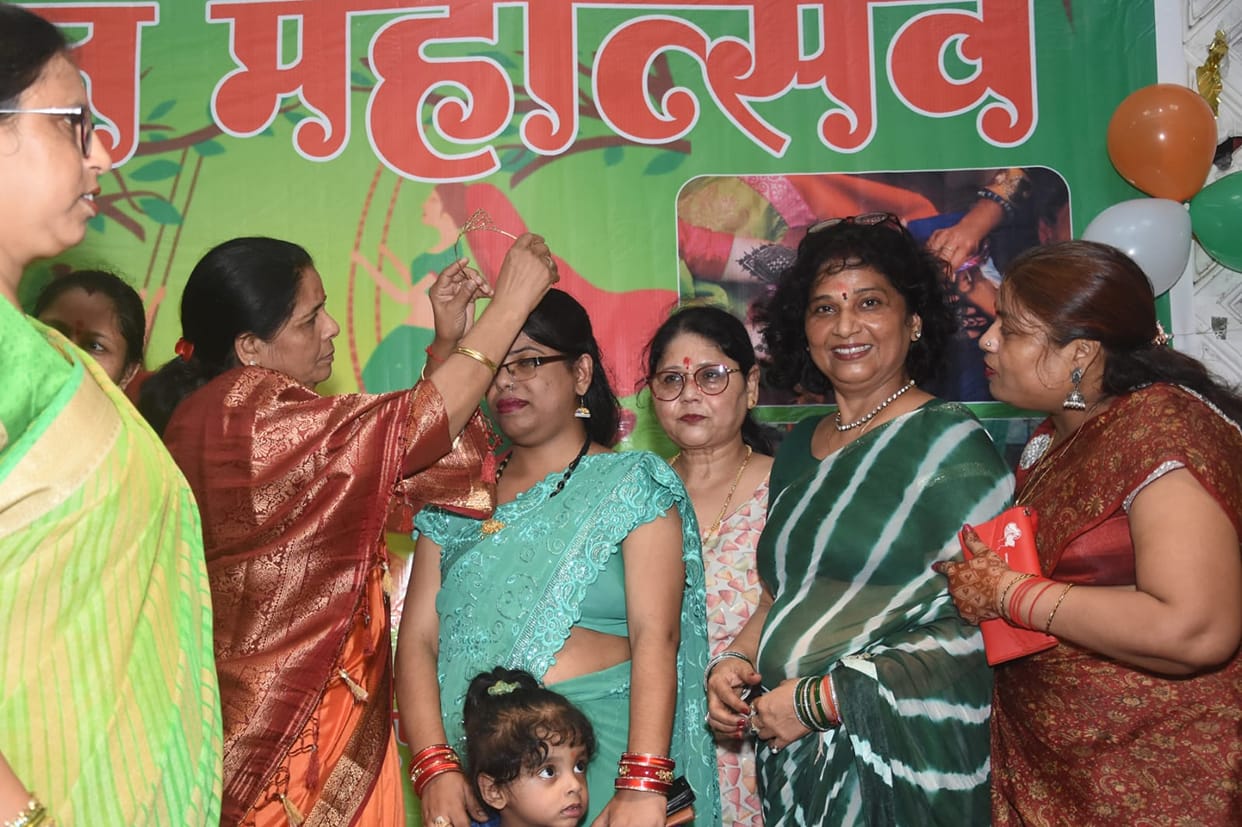 Akanksha became Teej Queen, honored by wearing a crown