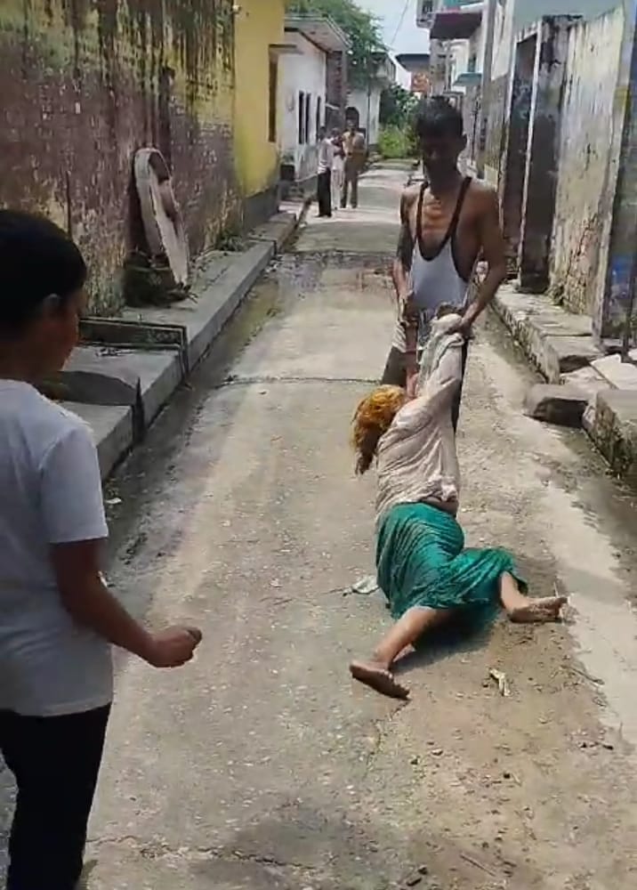 Son dragged mother in the street, video viral