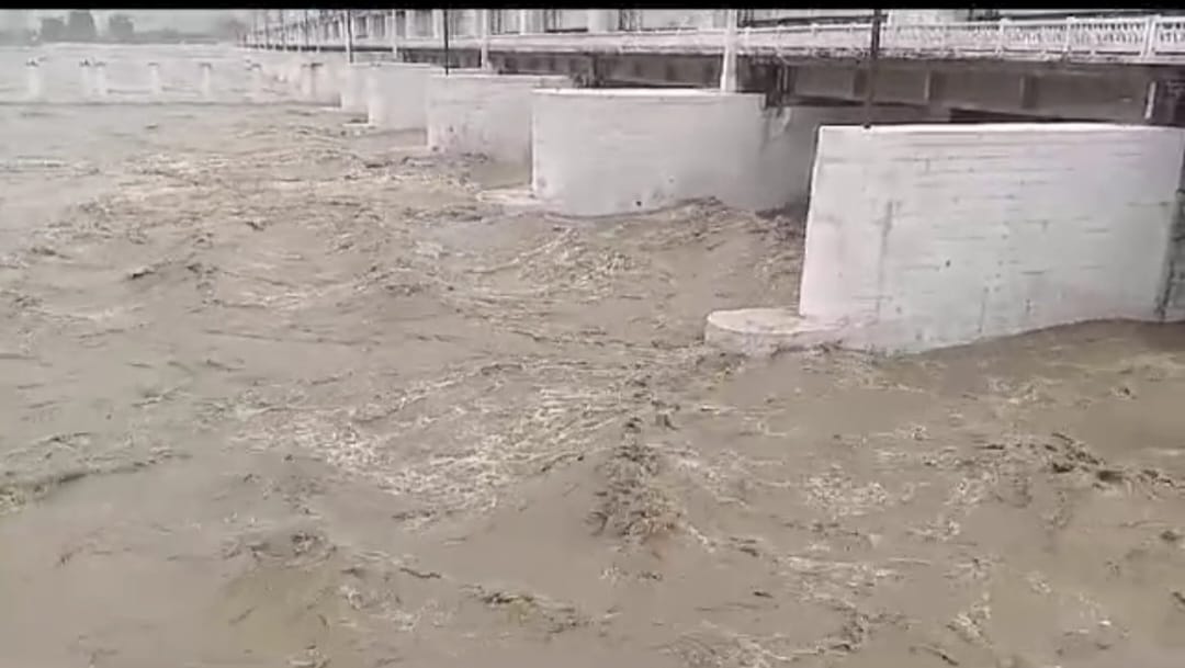 2 lakh cusek water discharge in gandak