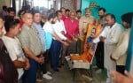शहर में वरिष्ठ पत्रकार के रिपोर्टर सिंहेश ठाकुर के निधन पर श्रद्धांजलि अर्पित करते लोग। संवाद