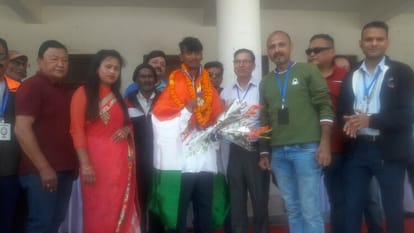 Taekwondo Competition: नैनीताल के मनीष का मलेशिया में डंका, गोल्ड मेडल जीतकर लौटे तो हुआ भव्य स्वागत Nainital News Manish returns after winning gold in Malaysia