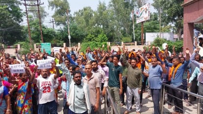 Angry flood victims staged a sit-in at the SDM office due to the administration's neglect