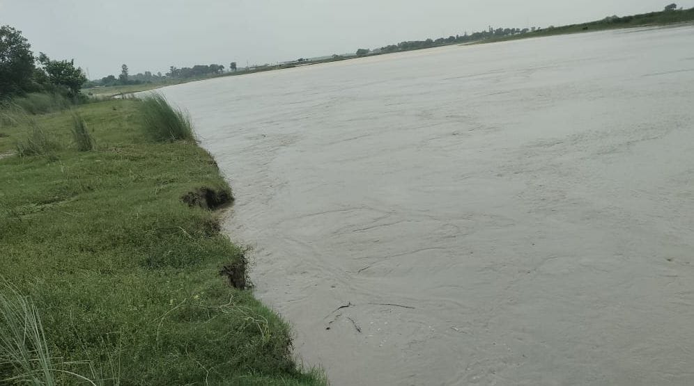 When the rain stopped on the mountains, there was a slight increase in the water level of the rivers.