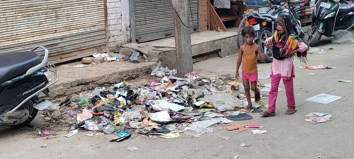 Heaps of garbage in the city during the festive season, not lifted for four days