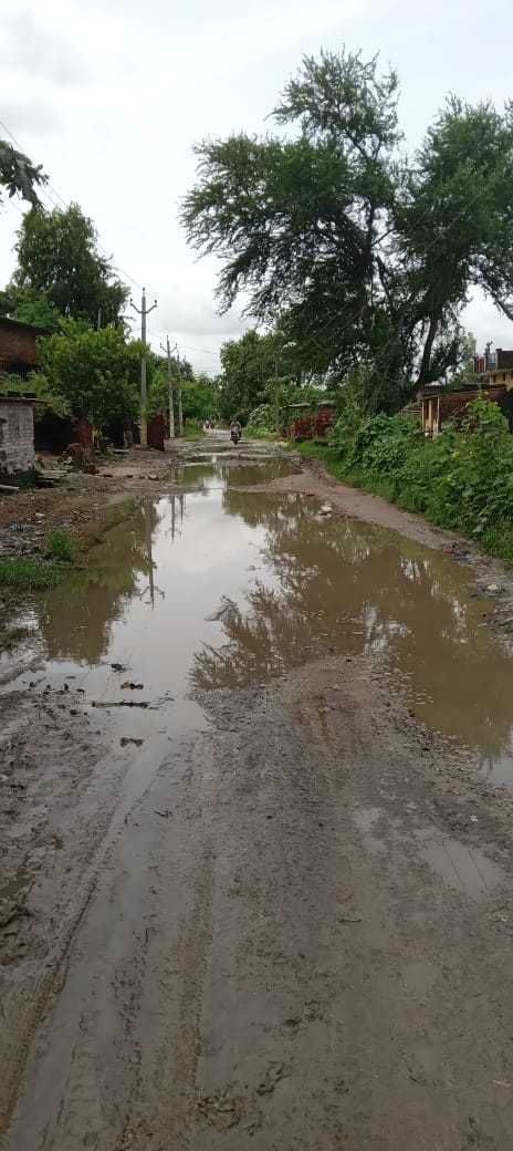 Water logging on Sisai-Baikunthpur road, movement of pedestrians difficult