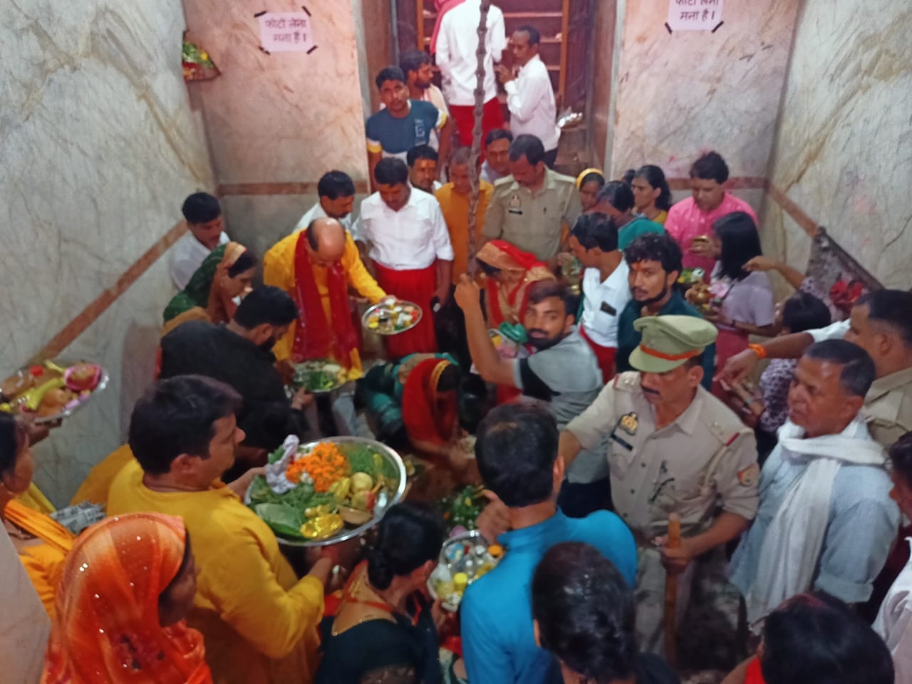 Devotees clash in the sanctum sanctorum of Dugdheshwarnath temple