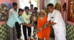 गोमती गिरी मंदिर में भगवान शिव को जलाभिषेक करते विश्व हिंदू परिषद के जिलाध्यक्ष प्रदीप बंसल, 