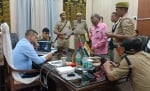 पुलिस कार्यालय में शिकायतों का निस्तारण करते एसपी सतपाल अंतिल। संवाद