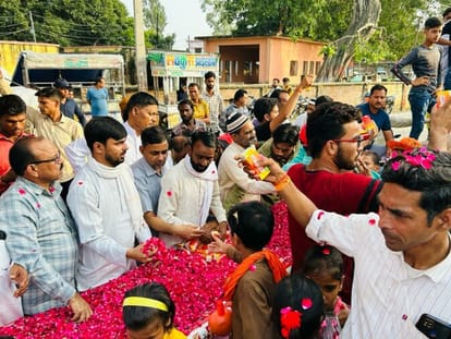 The procession of devotees of Bhole visited the city, welcomed by showering flowers