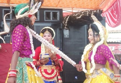 A flood of kanwariyas gathered on the highway before Jalabhishek