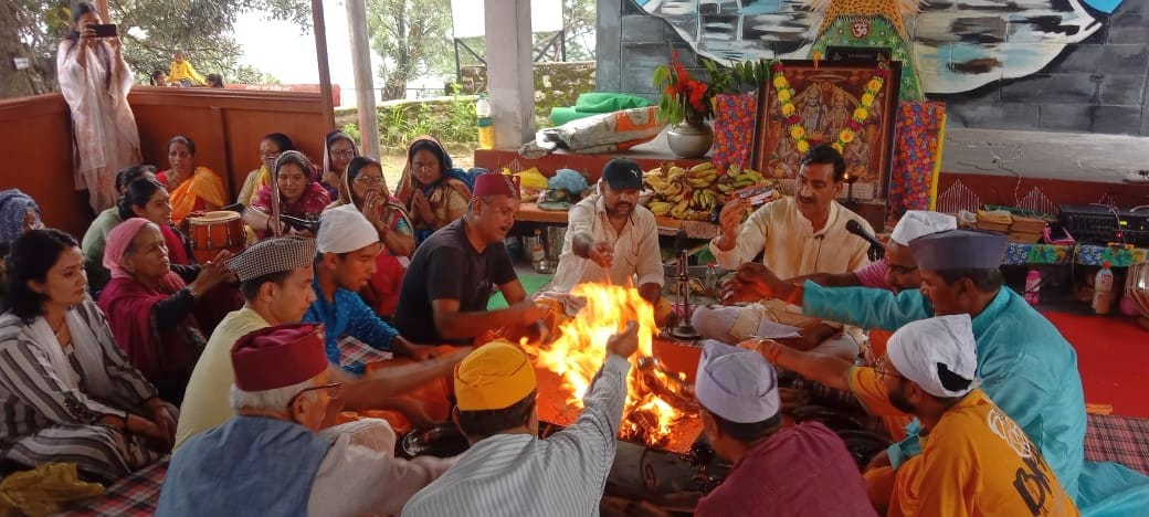 Devotees performed Jalabhishek in pagodas