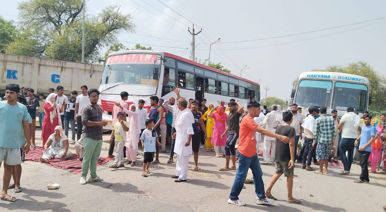People blocked the Hansi-Bhiwani road demanding justice in the dispute