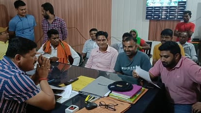 बाजपुर कोतवाल को तहरीर सौंपते अभिभावक। संवाद