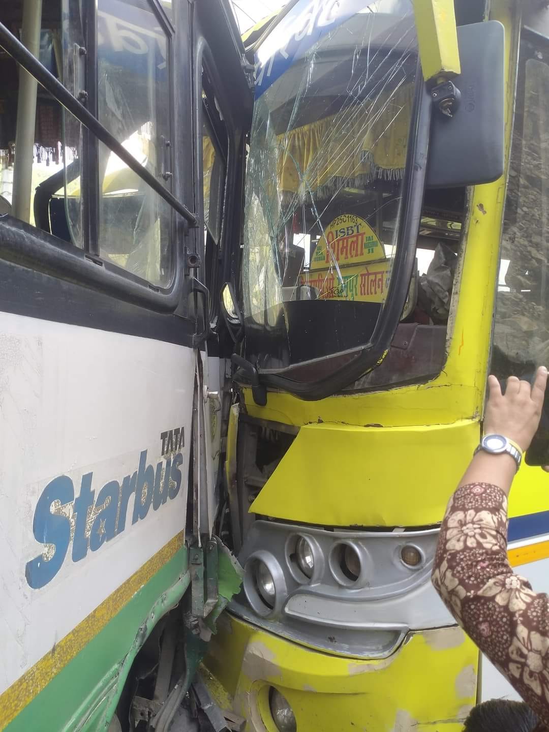 rampur news, crime news, accident, buses, collied,