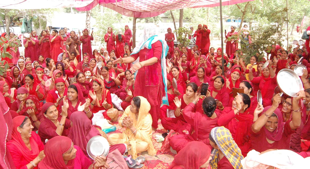Asha workers protested against the arrest by clapping plates