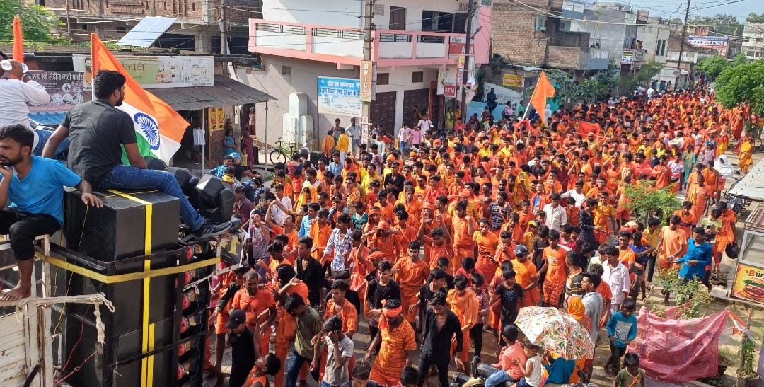 Har Har Mahadev, the city echoed with the shouts of Bol Bam