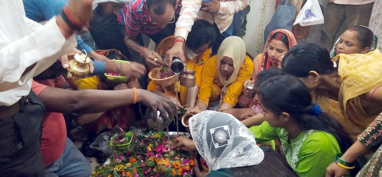Devotees throng Shiva temples
