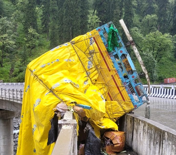 Truck loaded with vegetables overturned on the bridge near Dhundi