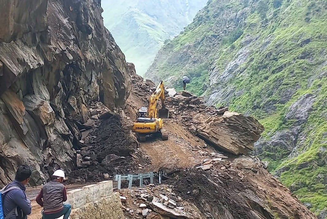 Munsiyari road closed due to landslide again in Banik