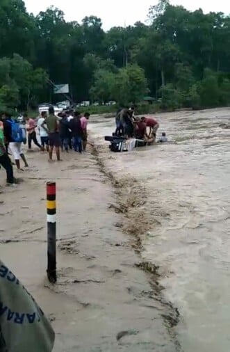 Nainital Rainfall: बारिश से उफान पर आया सूर्या नाला, तेज बहाव में बही आठ यात्रियों से भरी बोलेरो, ऐसे बची जान Nainital Rainfall Surya Nala Overflow Bolero filled with eight passengers swept away