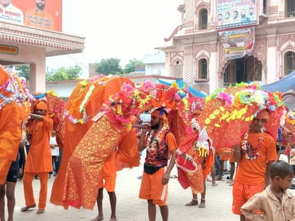 Pagoda echoed with the cheers of Bam-Bam Bhole, crowds of devotees thronged