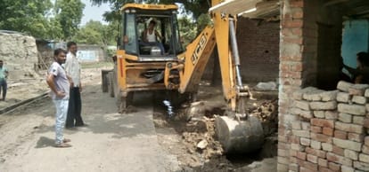 Illegal construction on the roadside was broken with JCB