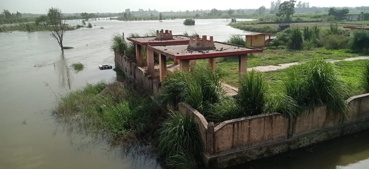 When the water of Hindon increased towards the villages, the cremation grounds were submerged.