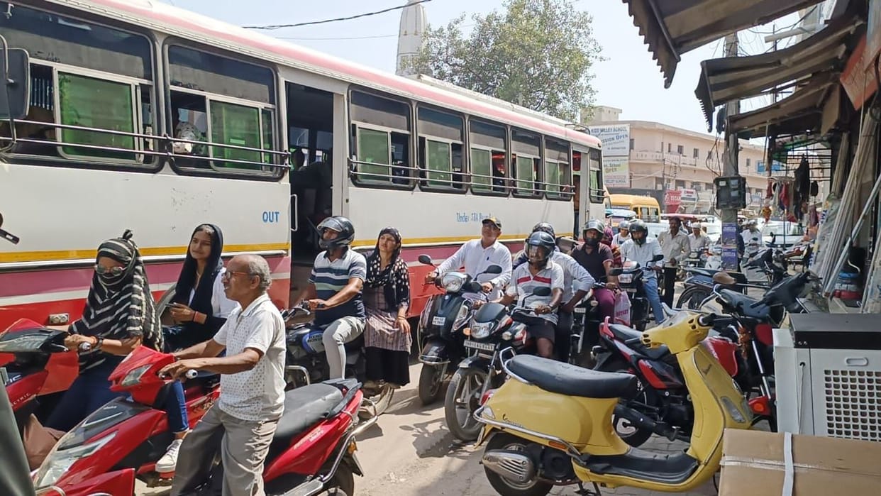 Crowd gathered for shopping on Rakshabandhan festival, there was a jam
