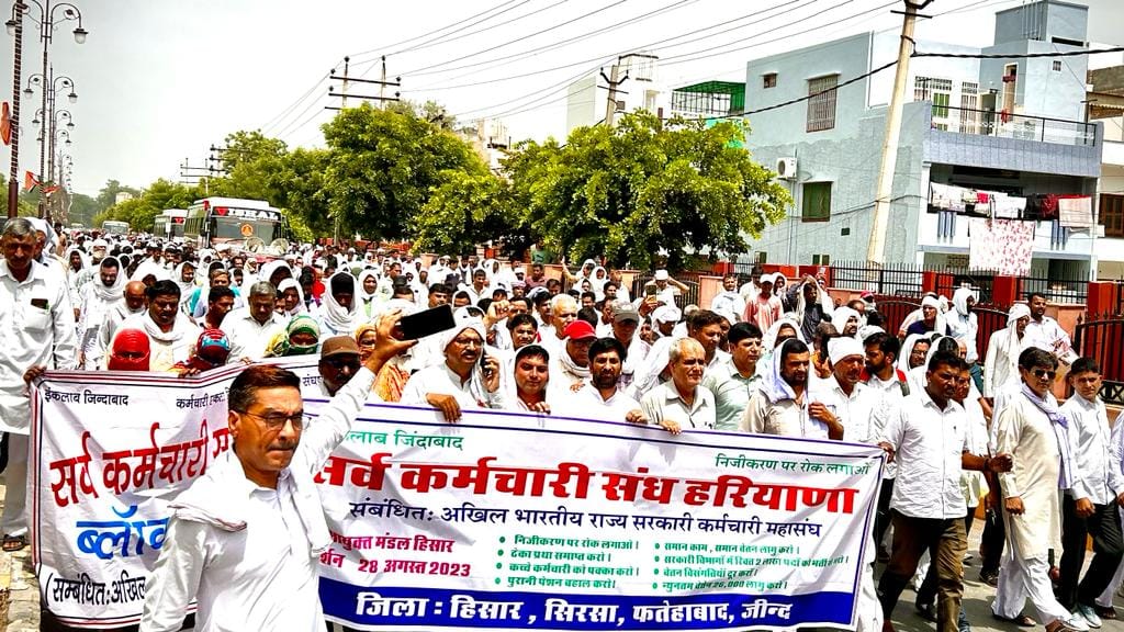Employees of four districts demonstrated for equal work-equal pay