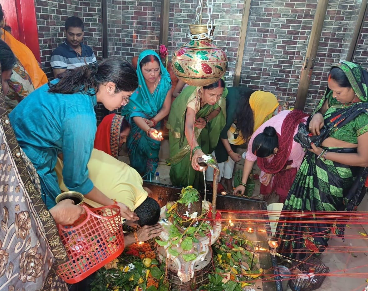 The pagoda echoed with the chants of Har Har Mahadev along with Jalabhishek