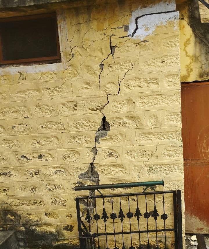 Cracks in many houses due to waterlogging on the highway in Khandauli Agra