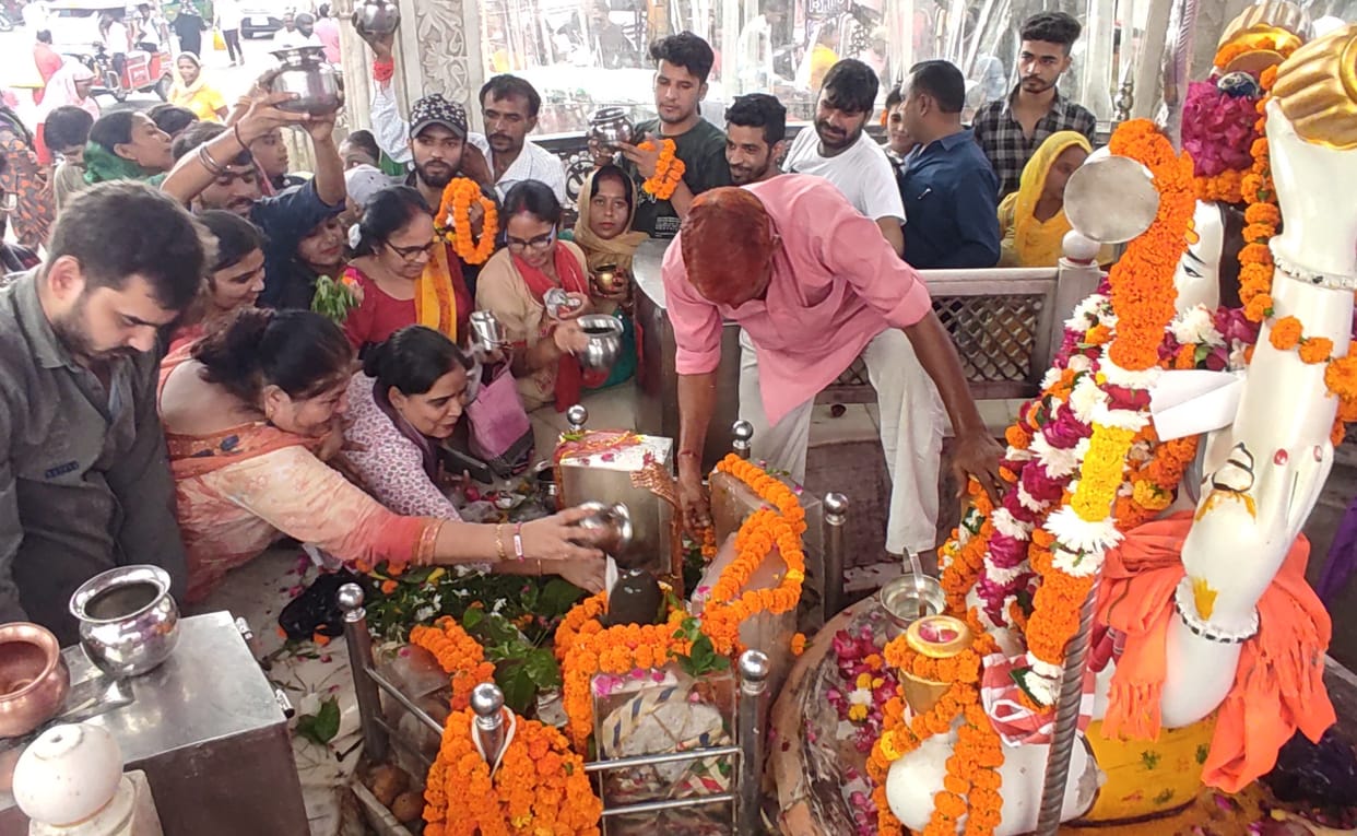 Jalabhishek performed with Har-Har Mahadev at pagodas