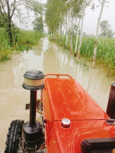Drain water started flowing on the road in Chandia Hazara, traffic affected