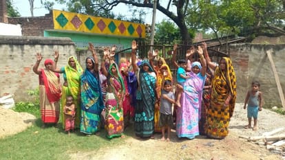 Women demonstrated against the chaos prevailing at the Anganwadi center