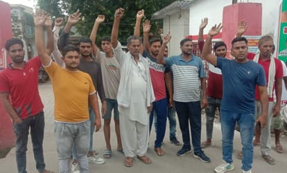 Demonstration at Kotwali gate due to non filing of report