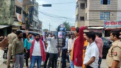 Basti News: विश्व हिंदू महासंघ ने स्वामी प्रसाद मौर्य का फूंका पुतला agitation against politician