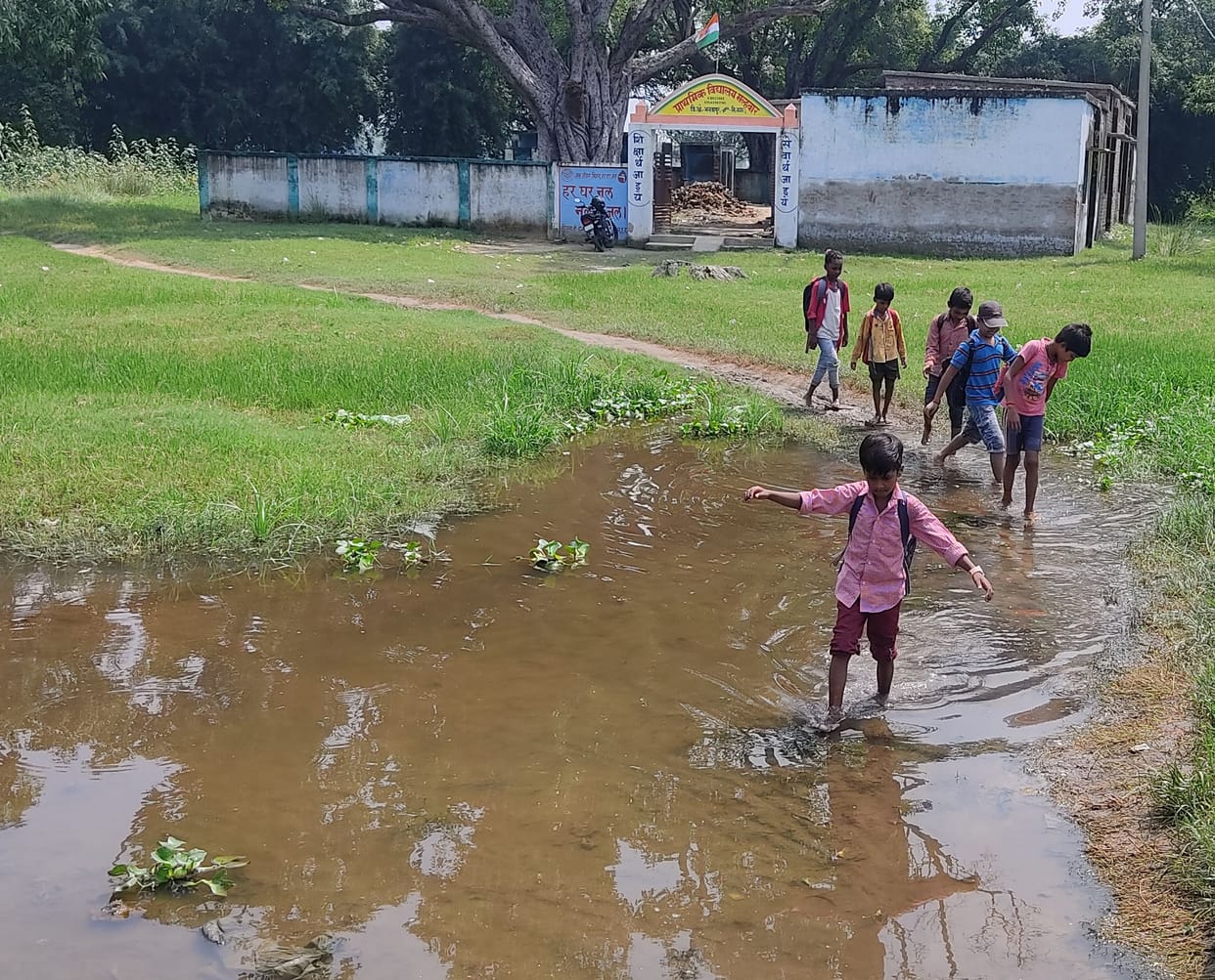 Babies are forced to go to school through muddy water