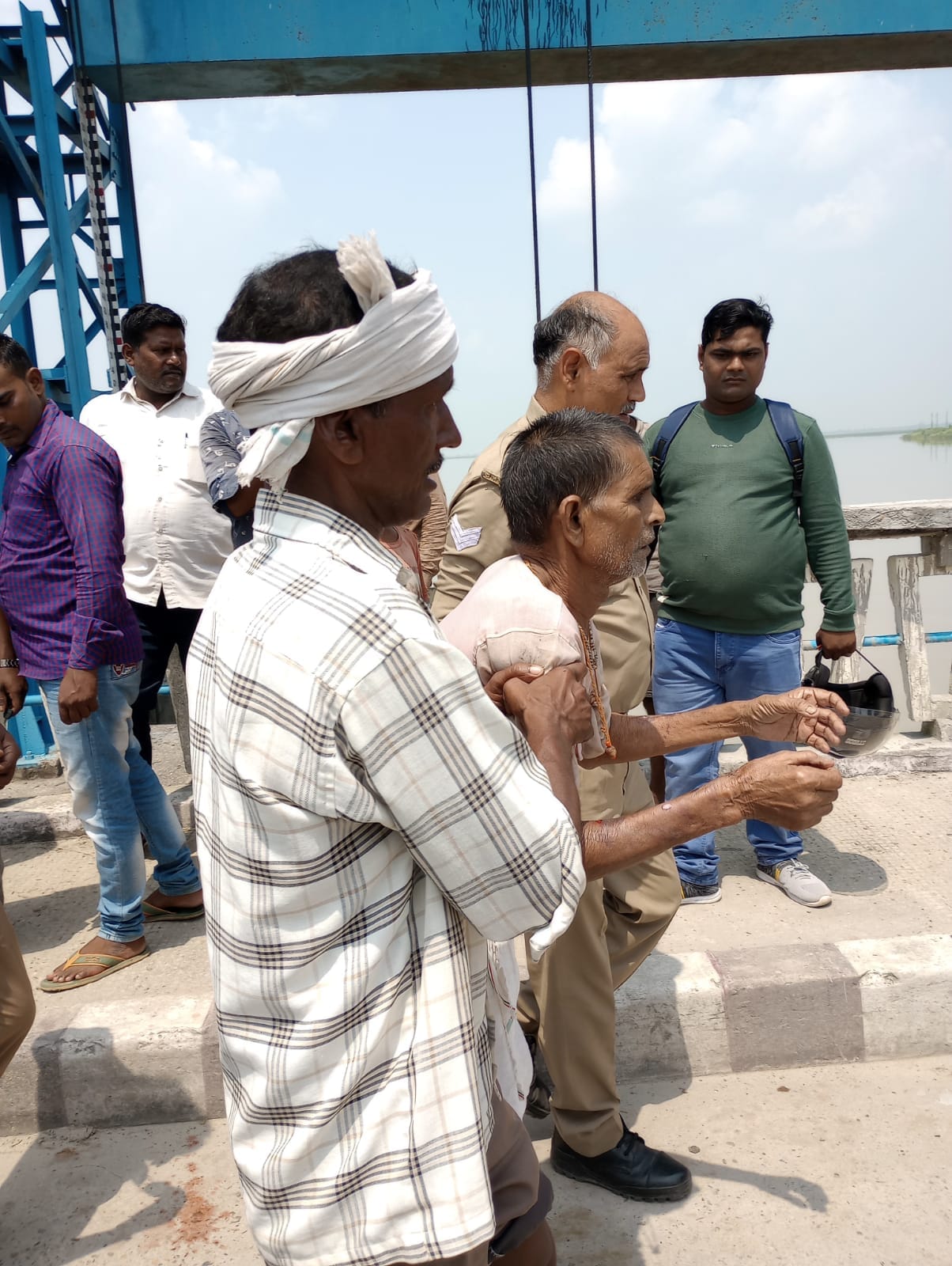 Troubled by illness, an elderly man jumped into the Sharda river, saved by divers