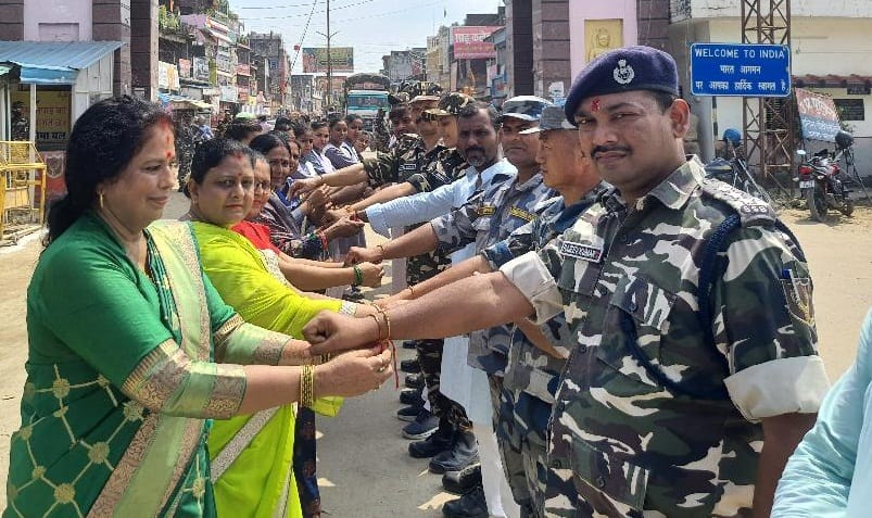 Former mayor of Gorakhpur tied rakhi to SSB jawans