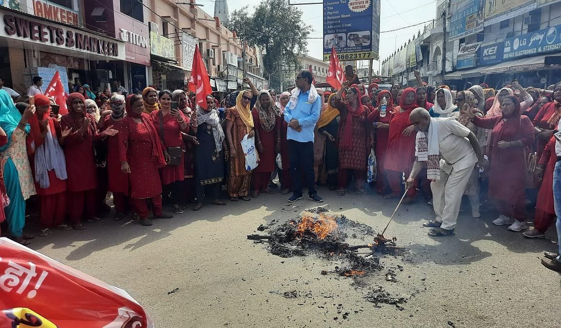 ASHA workers took out a procession and burnt the effigy of the government